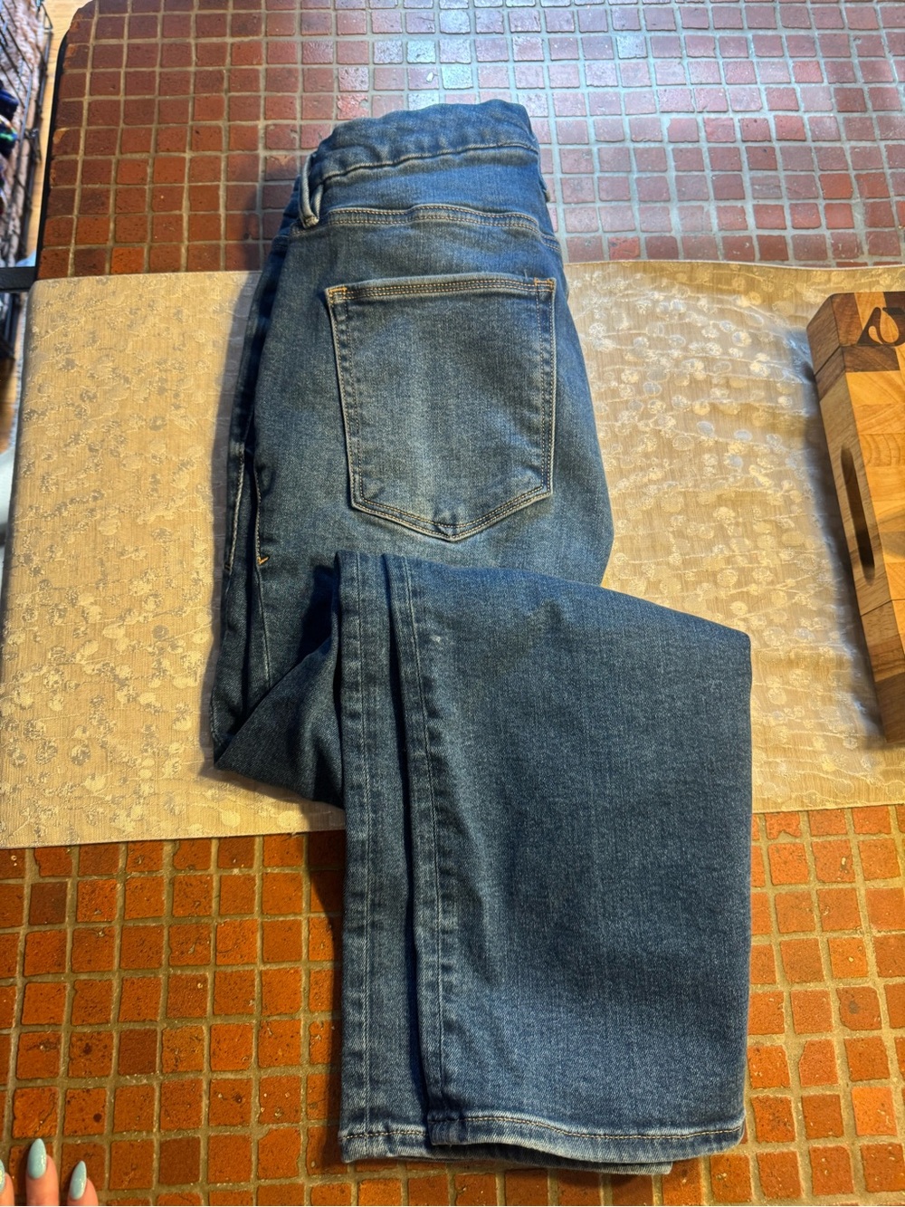 Good American Good Legs Straight-Leg Jeans in Indigo